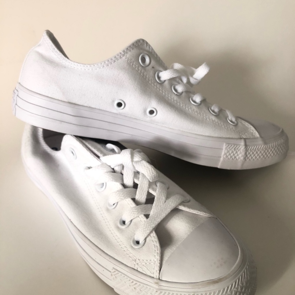 Woman’s Size 9 Converse Sneakers - never worn - Picture 4 of 8